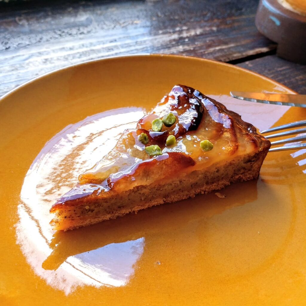 カフェ コチの梨のタルト