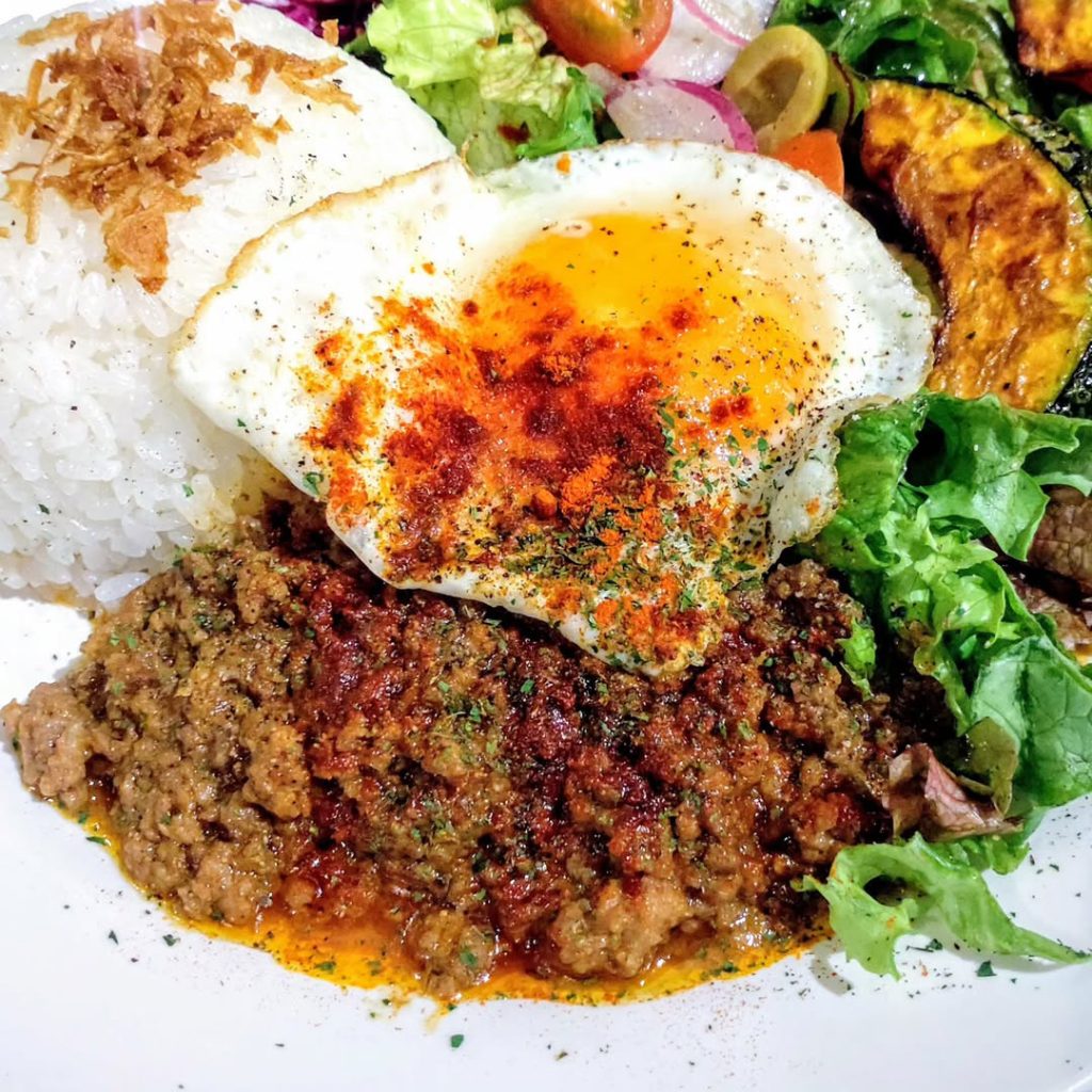 アンデパンダンの目玉焼きとキーマ