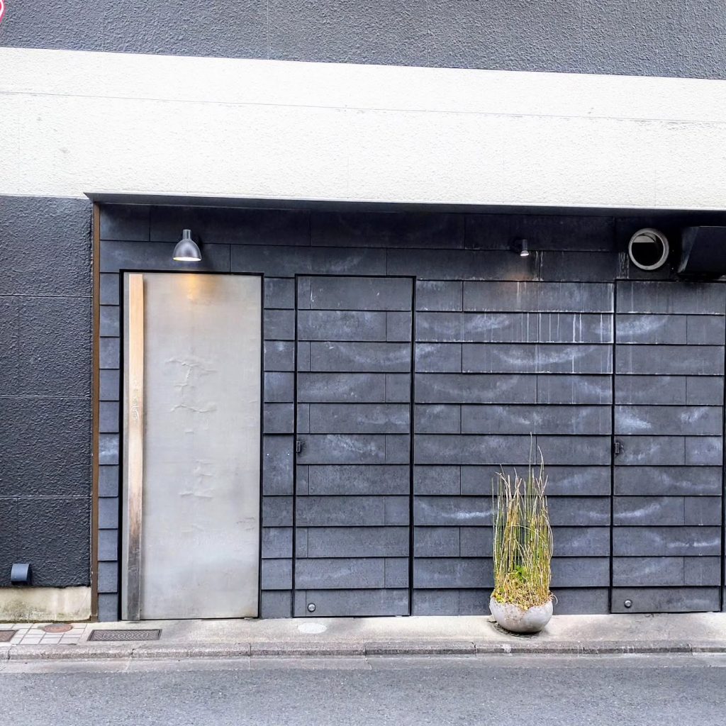 麺や 高倉二条の入り口がわかりにくい外観