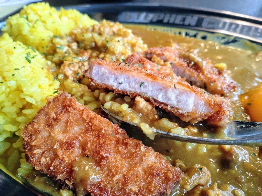 ステファンカツカレーのトンカツの断面。
