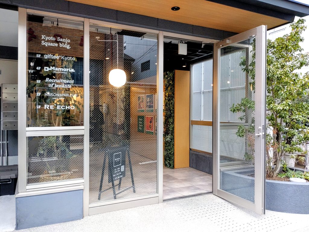 MAISON∋ PARLOUR 入口外観。
