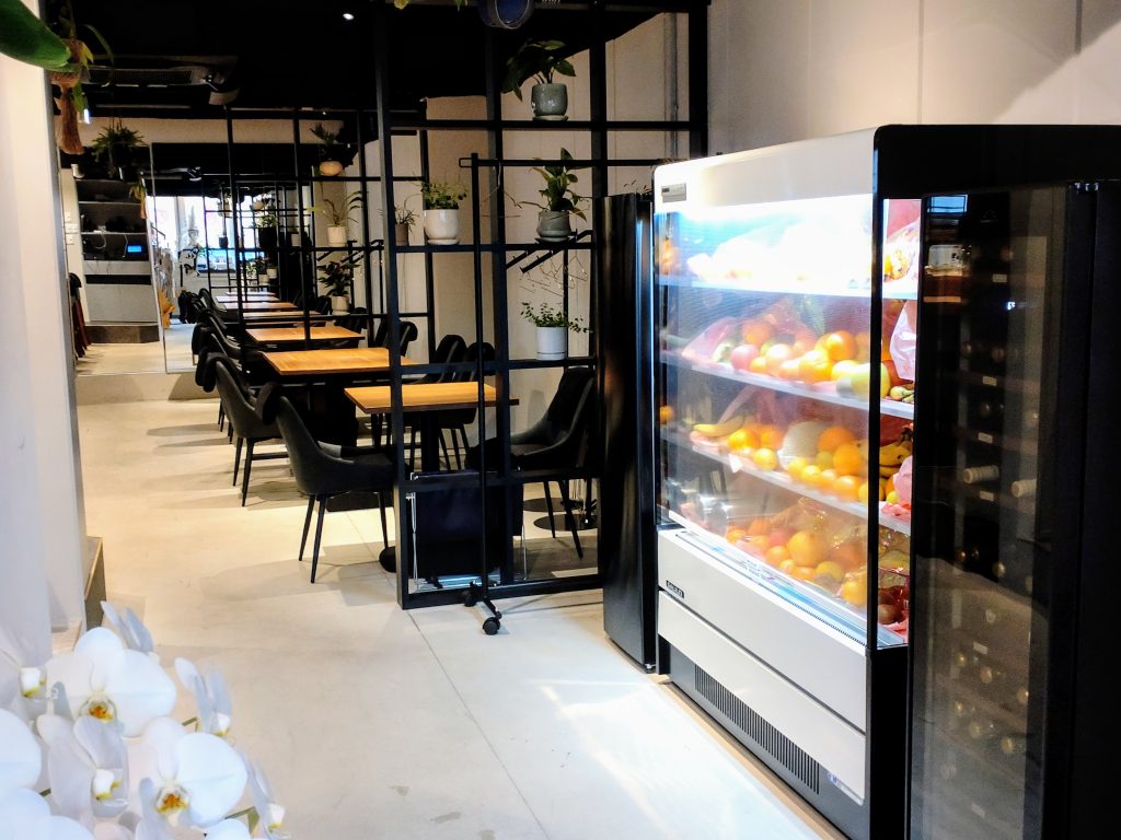 MAISON∋ PARLOUR 入ってすぐの内観。
