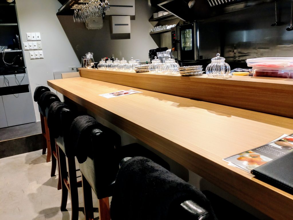 MAISON∋ PARLOUR 内観。
カウンター席