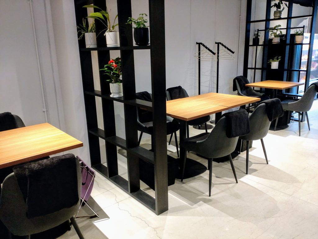 MAISON∋ PARLOUR 内観。
テーブル席。