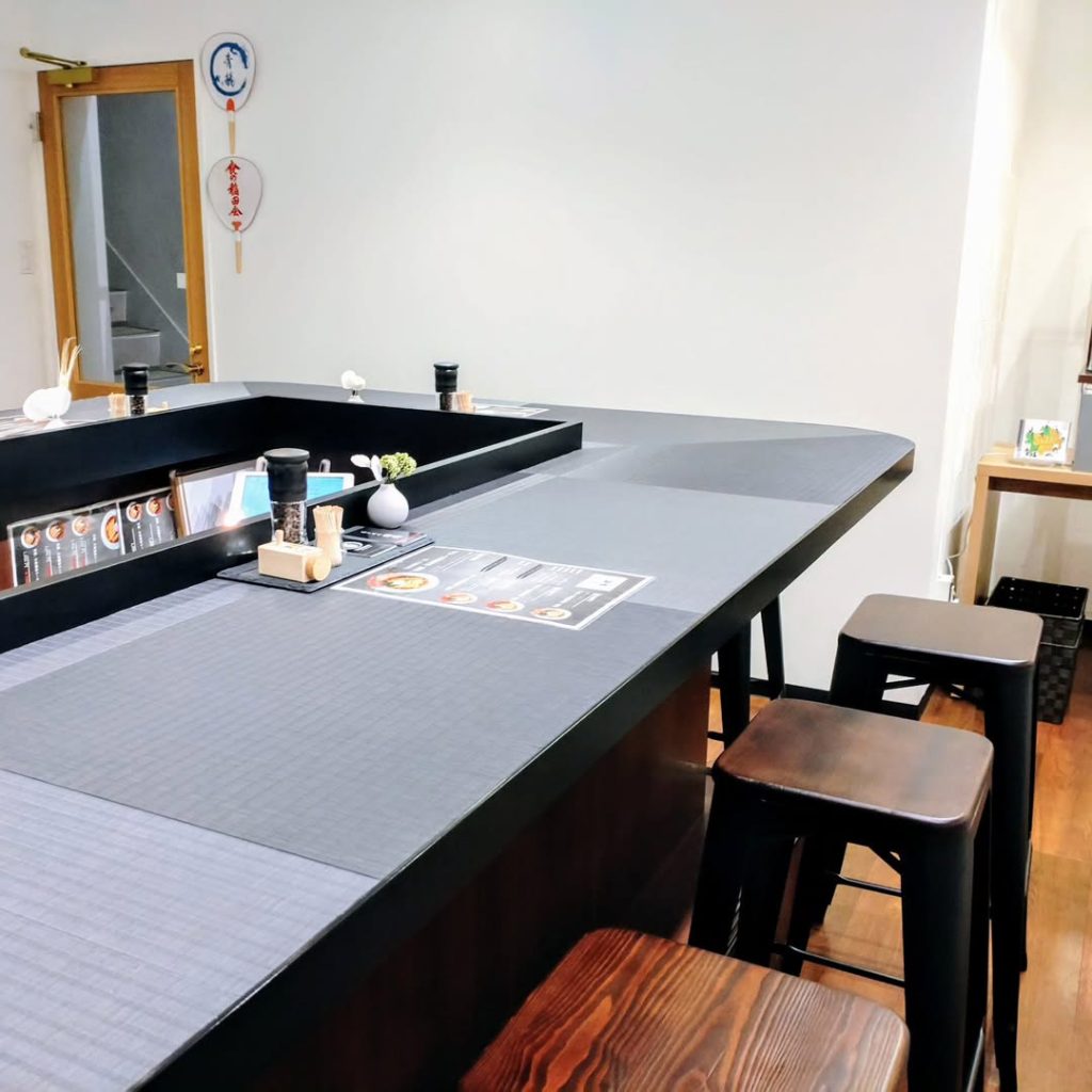 らーめん遊貯の店内
