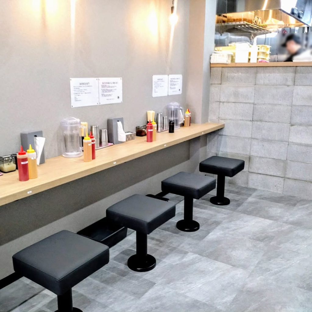 油そば きりん寺 四条河原町店の店内