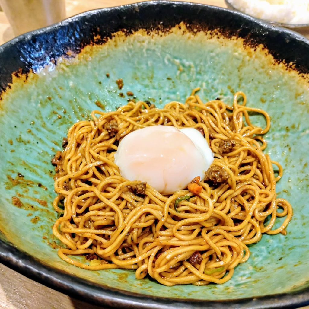 汁なし担担麺＆麻婆豆腐ラアノウミ 烏丸御池店の坦々麺と温玉