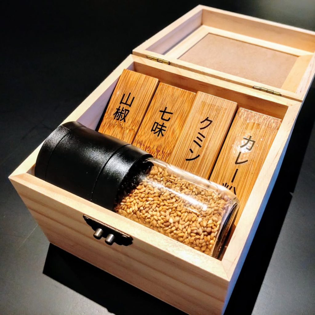 うのらーめん 三条の薬味 - 京都市役所前ランチめぐり うのらーめん 三条の山椒などの薬味