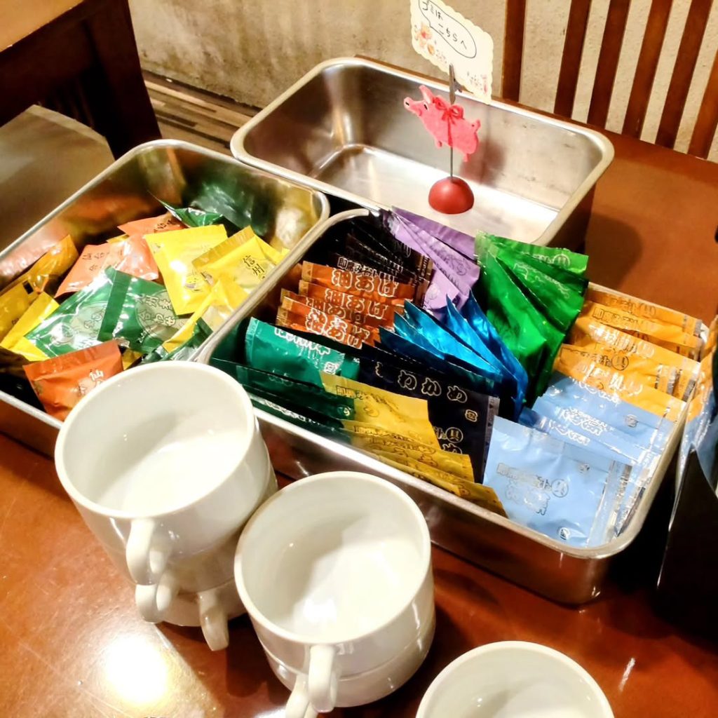 りゅうちゃん食堂の味噌汁など - 京都市役所前ランチめぐり りゅうちゃん食堂の味噌汁など