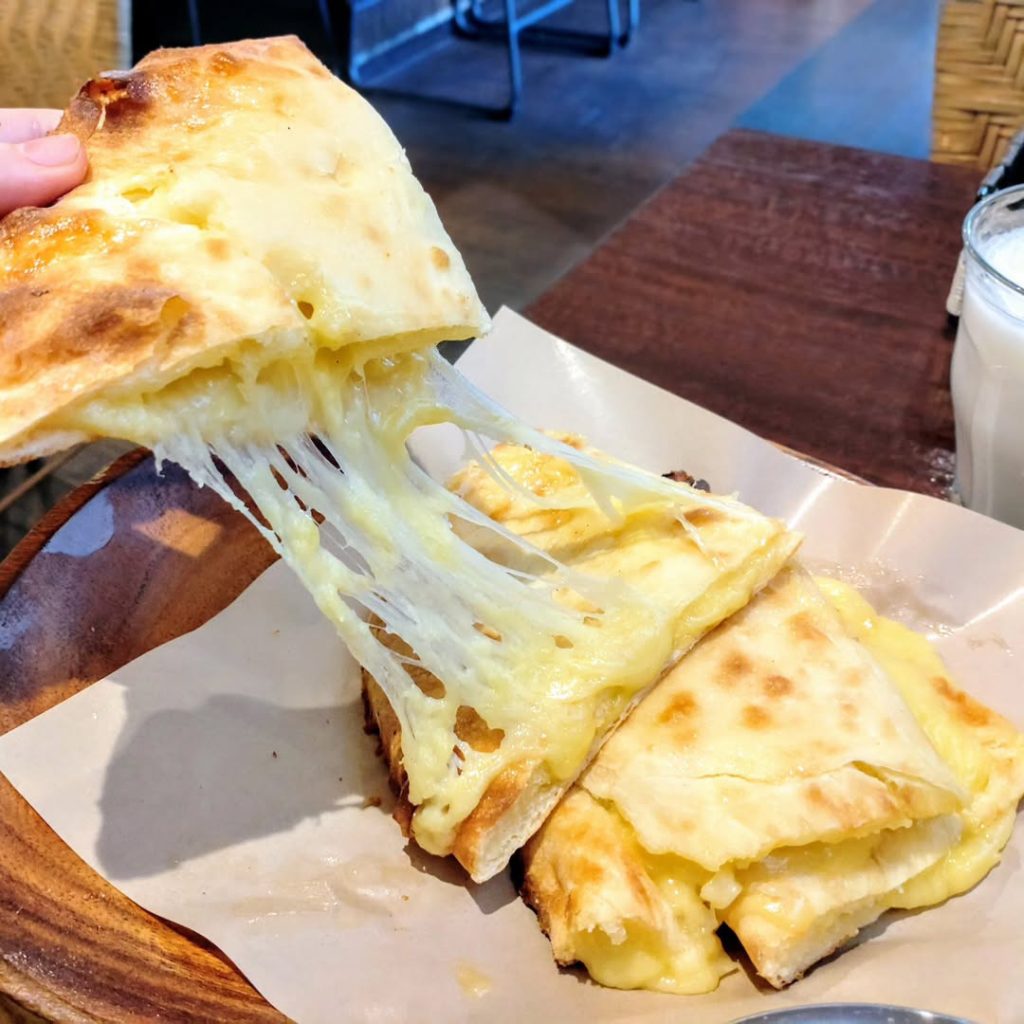 ライチャ スパイス カフェレストランのチーズナン