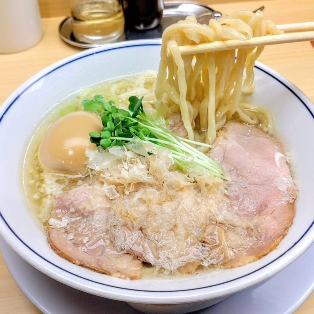 らーめん 鱗 京都三条店のラーメン - 京都市役所前ランチめぐり らーめん 鱗 京都三条店のちぢれ麺