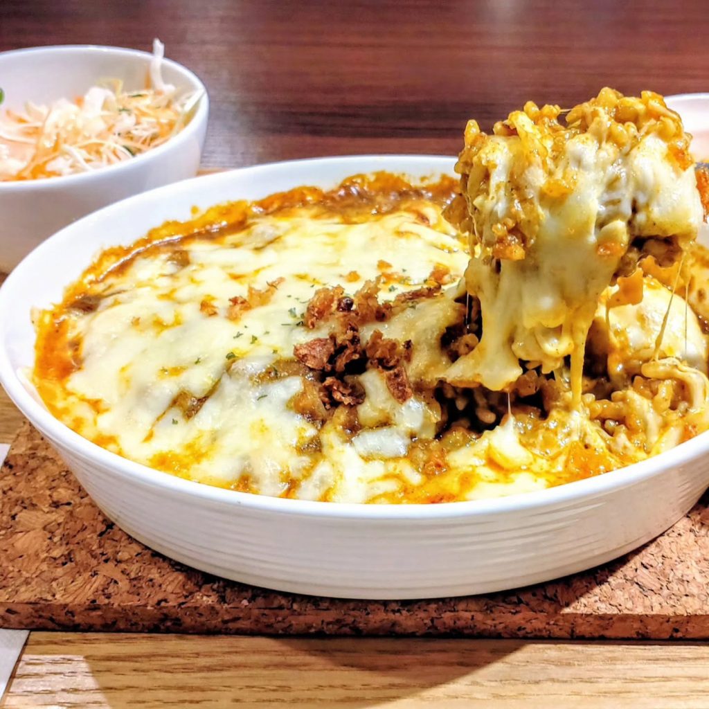 トモヱ食堂のとろーりと伸びるチーズ