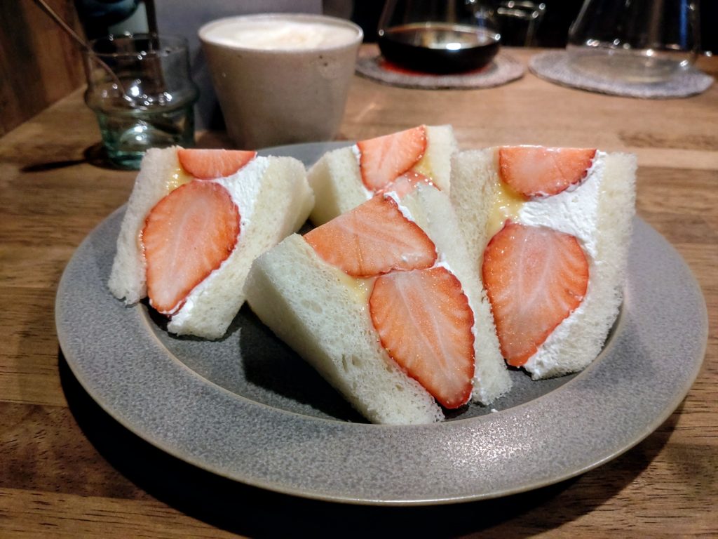 LOB COFFEE HOUSE 季節のフルーツサンド