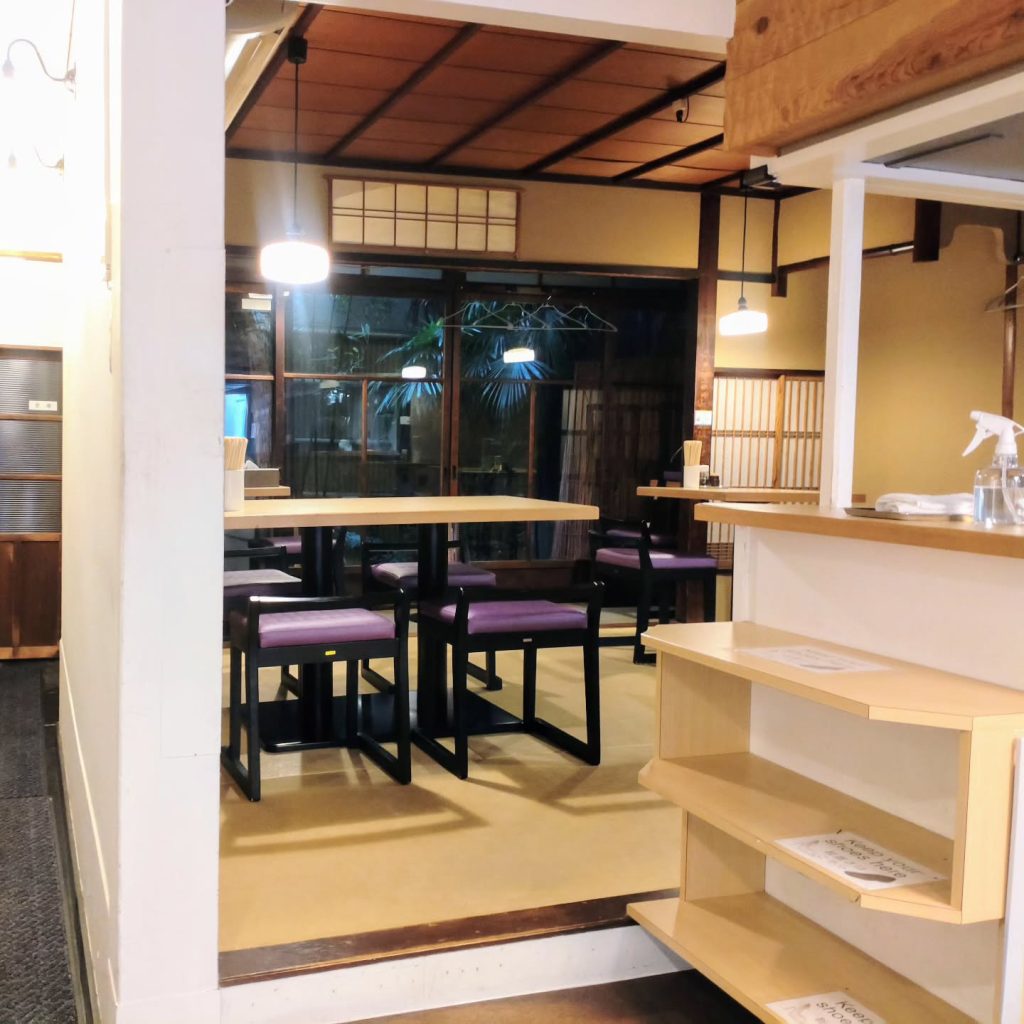 らーめん 鱗 京都三条店の店内 - 京都市役所前ランチめぐり らーめん 鱗 京都三条店の店内
