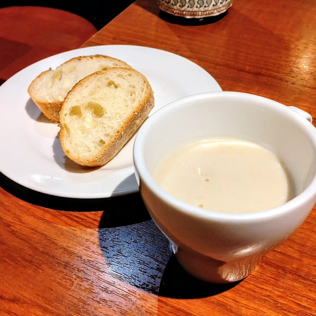 トレイントレインのランチのパンとスープ