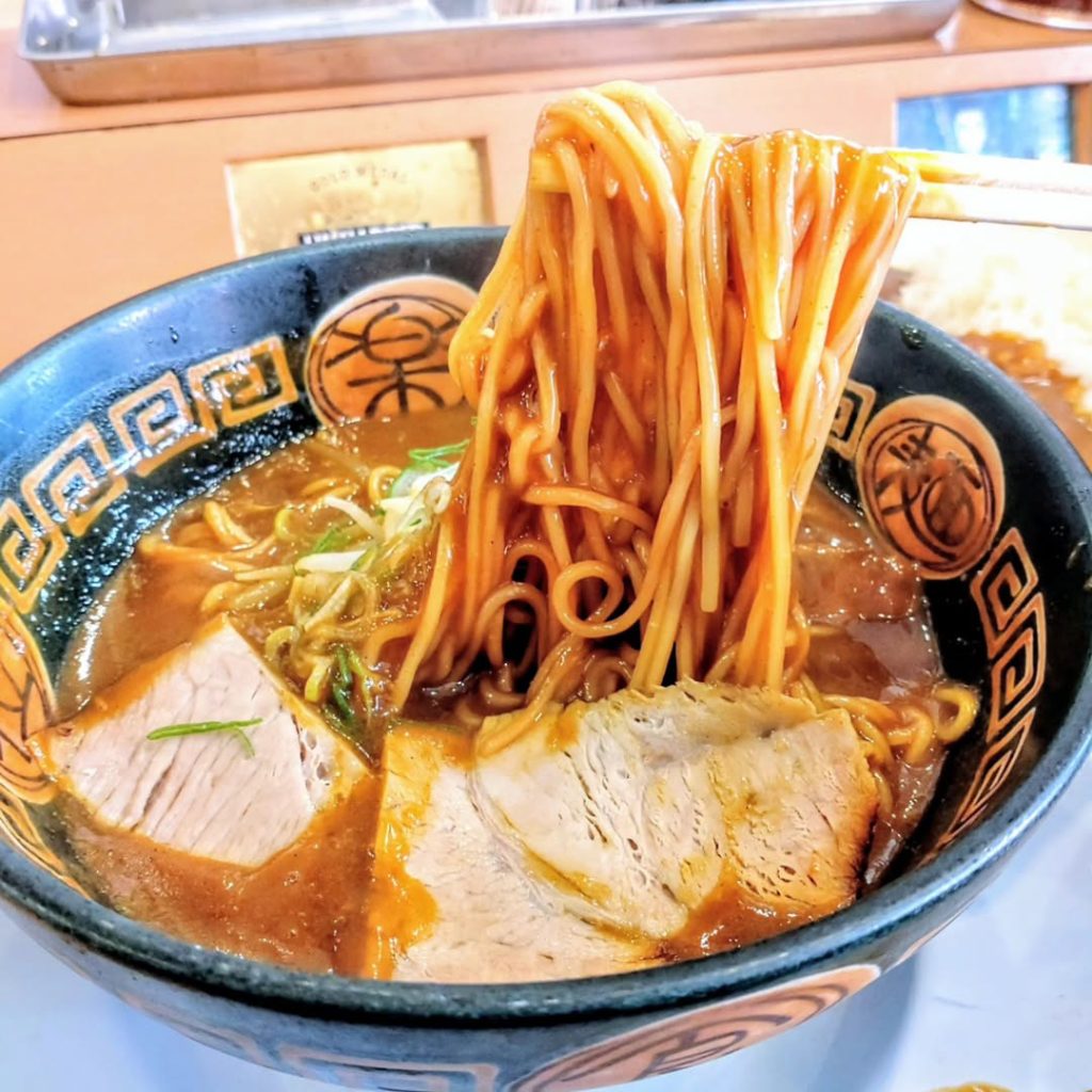 ひゃくてんまんてんのカレーラーメンの麺 - 京都市役所前ランチめぐり ひゃくてんまんてんのカレーラーメンの麺