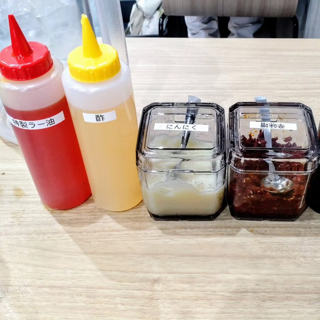 油そば きりん寺 四条河原町店の卓上調味料