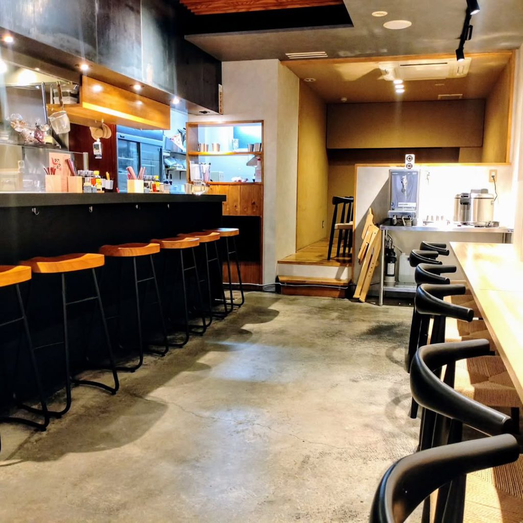 汁なし担担麺＆麻婆豆腐ラアノウミ 烏丸御池店の店内
