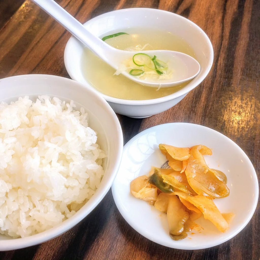 珉珉 三条大橋店のザーサイとスープ