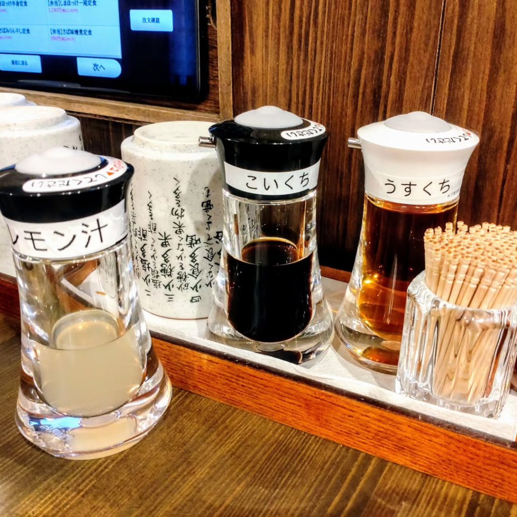 しんぱち食堂ゼスト御池店の卓上調味料