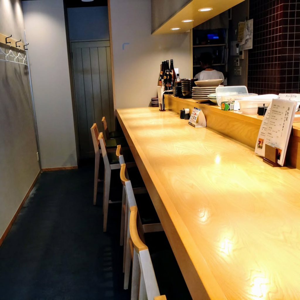 季節料理と天ぷら 新町屋の店内のカウンター席