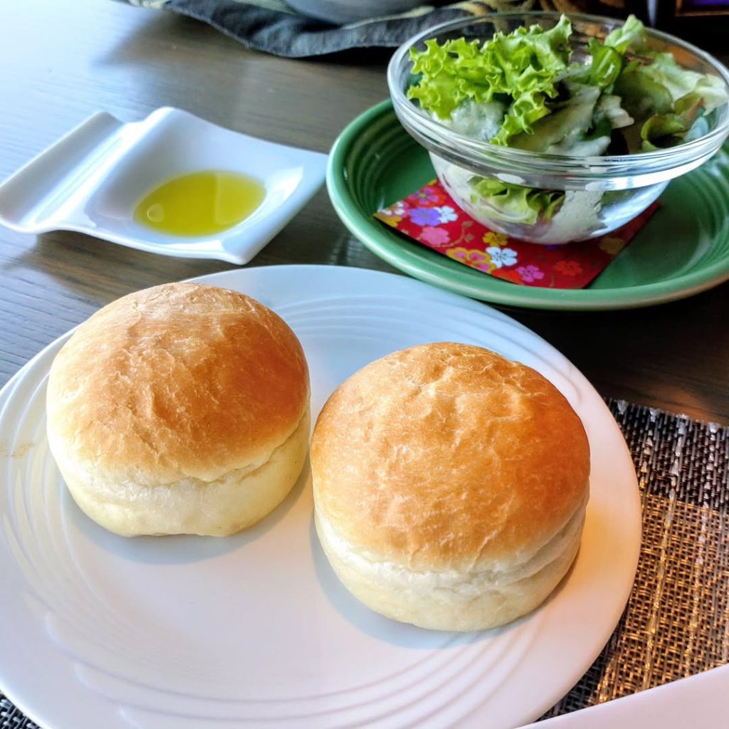 和フレンチ＆BAR ル ウブロのランチのサラダとパン