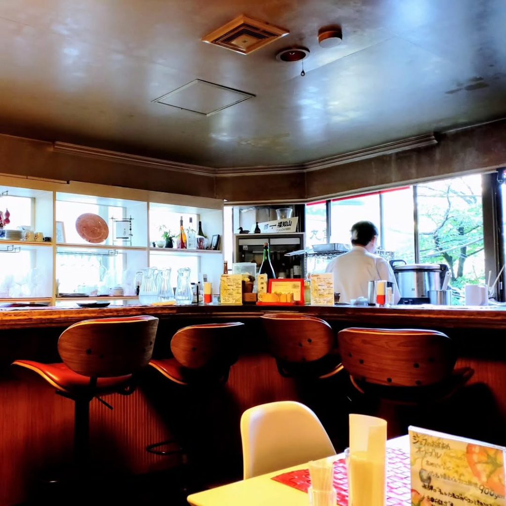 イグレック ヨシキ カレーの店内のカウンター席