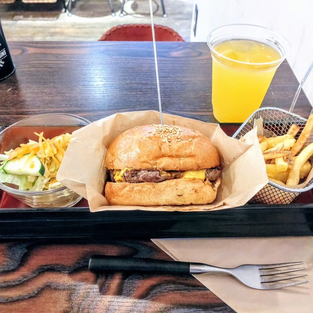 ワイズバーガーのハンバーガーランチセット - 京都市役所前ランチめぐり ワイズバーガーのハンバーガーランチセット