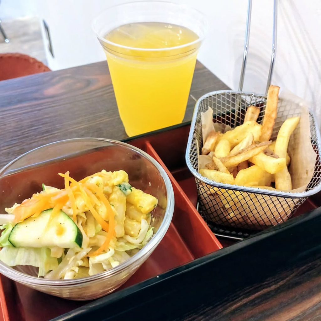 ワイズバーガーのランチのマカロニサラダとポテト - 京都市役所前ランチめぐり ワイズバーガーのランチのマカロニサラダとポテトとドリンク