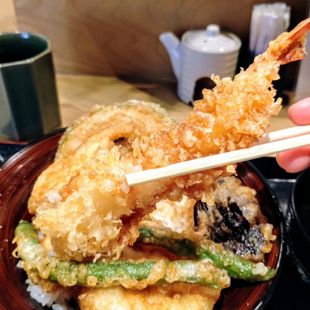 季節料理と天ぷら 新町屋の天丼の海老の天ぷら