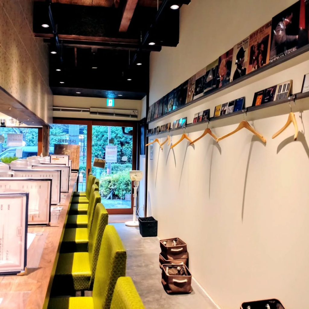 とんかつ甘辛カレー コルトレーンの店内