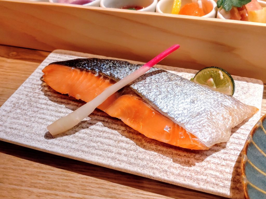 ISOLA 16種類の彩り御膳 焼き魚