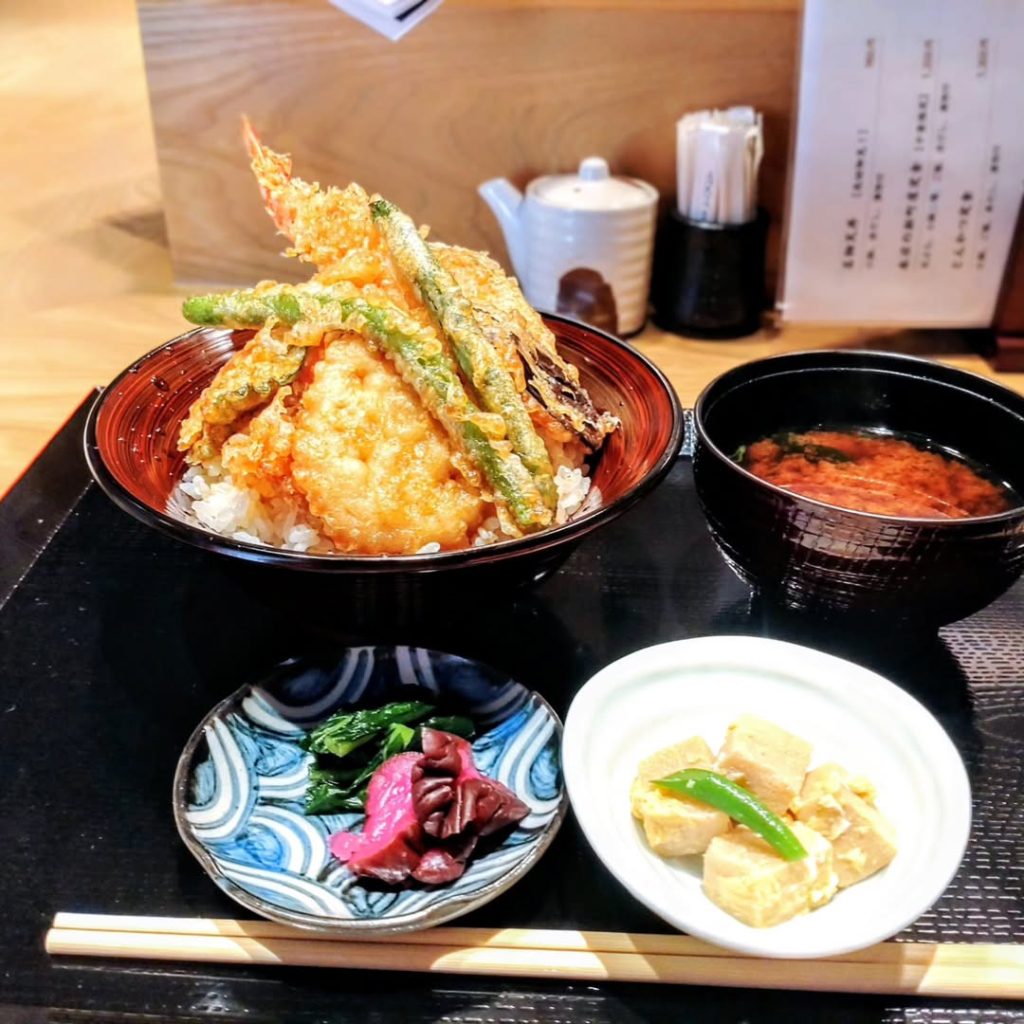 季節料理と天ぷら 新町屋のランチの天丼