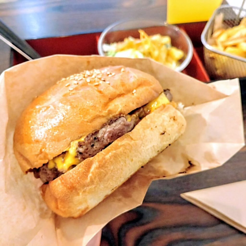 ワイズバーガーのチーズカレーバーガー - 京都市役所前ランチめぐり ワイズバーガーのチーズカレーバーガー