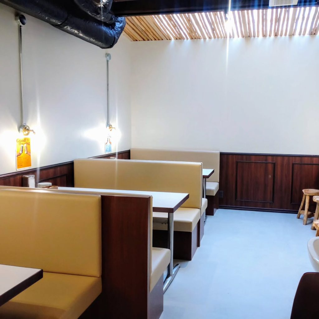 SIESTA（シエスタ）の店内のテーブル