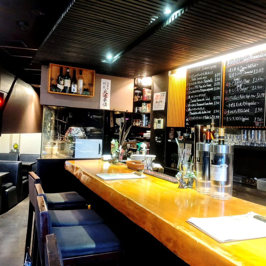 ゆったり 炙ジビエとワイン 炭然の店内 - 京都市役所前ランチめぐり ゆったり 炙ジビエとワイン 炭然の店内のカウンター席