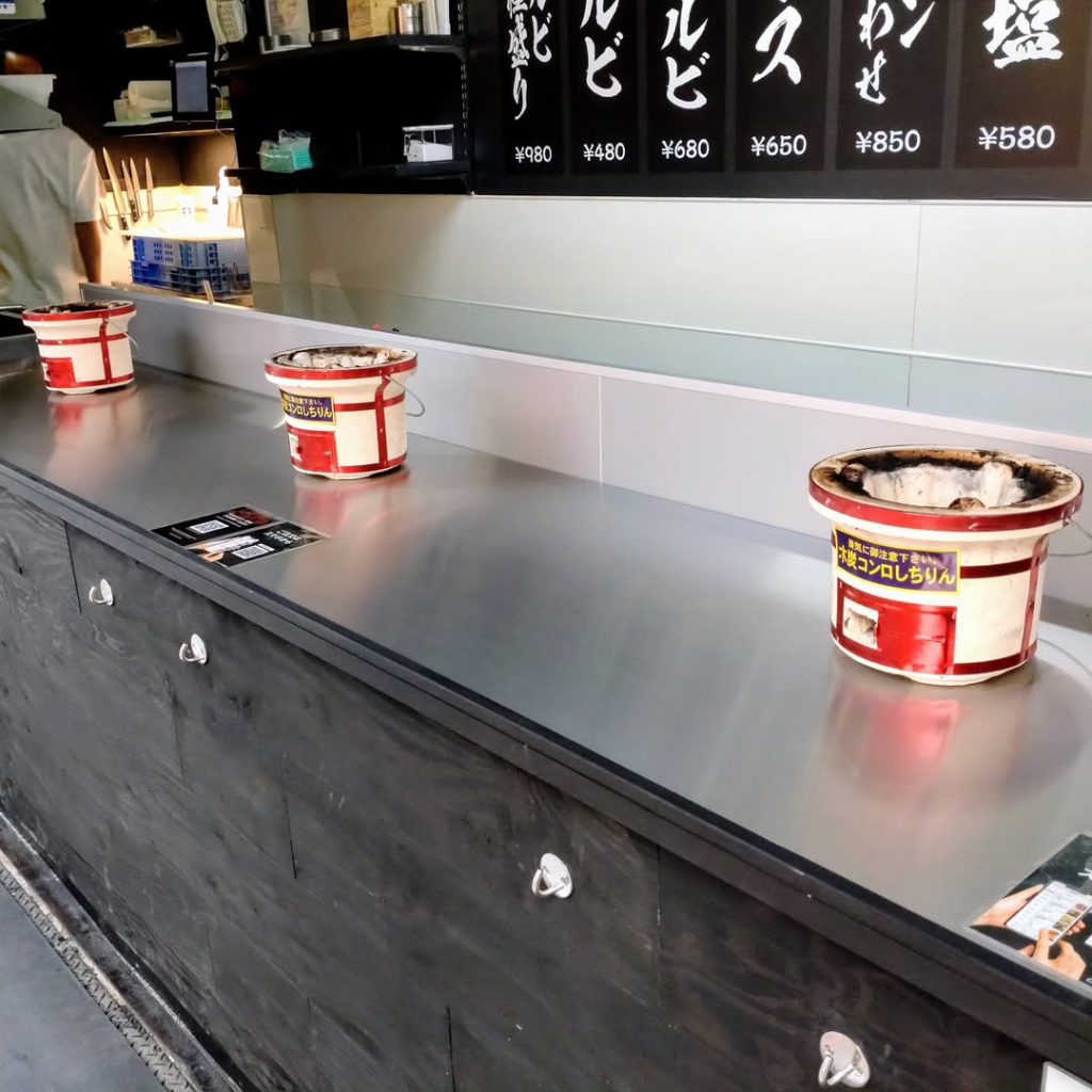 立ち食い焼肉 コテツのカウンター席