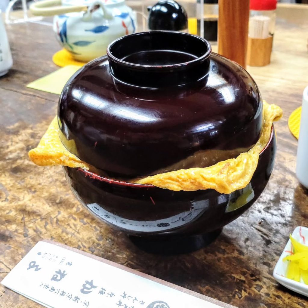 京極かねよの蓋からはみ出るきんし丼