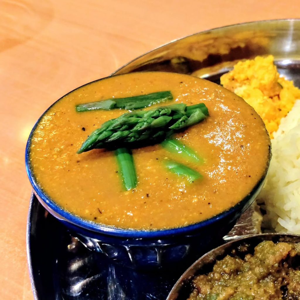 ユニバーサルカレーのアスパラカレー