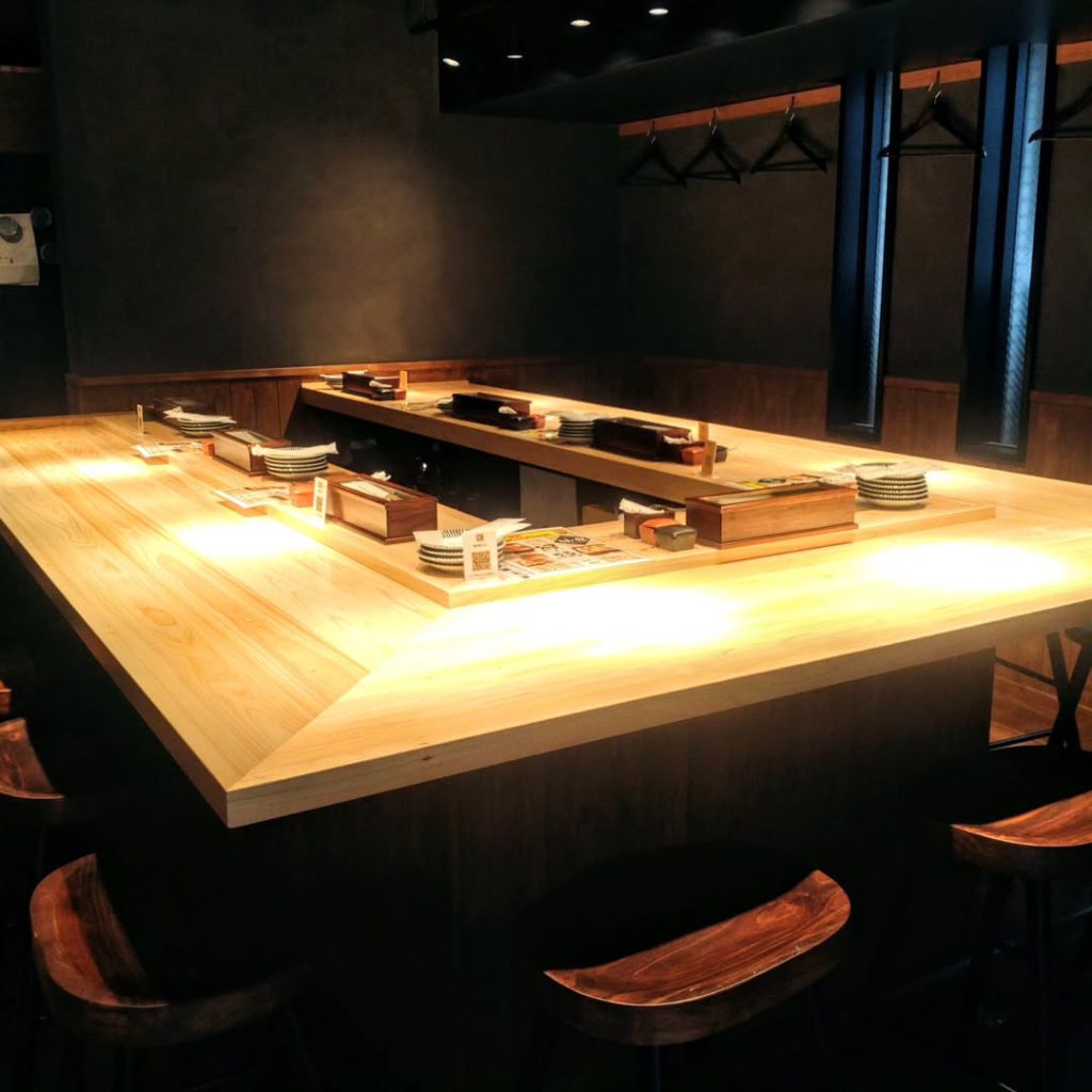 鰻と鶏 いしいのコの字型のカウンター