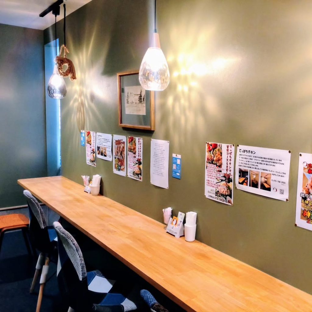 てっぱちチキンの店内のカウンター席
