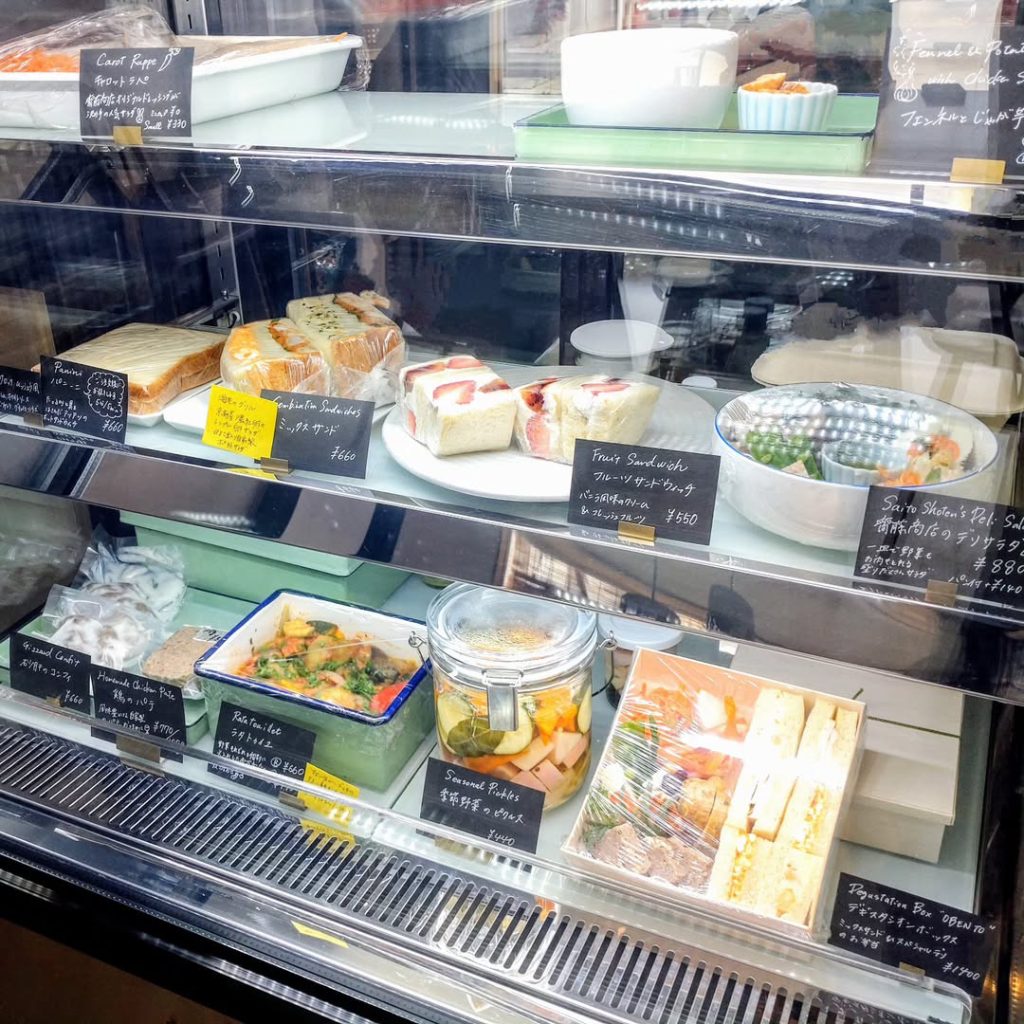 齋藤商店の惣菜のショーケース