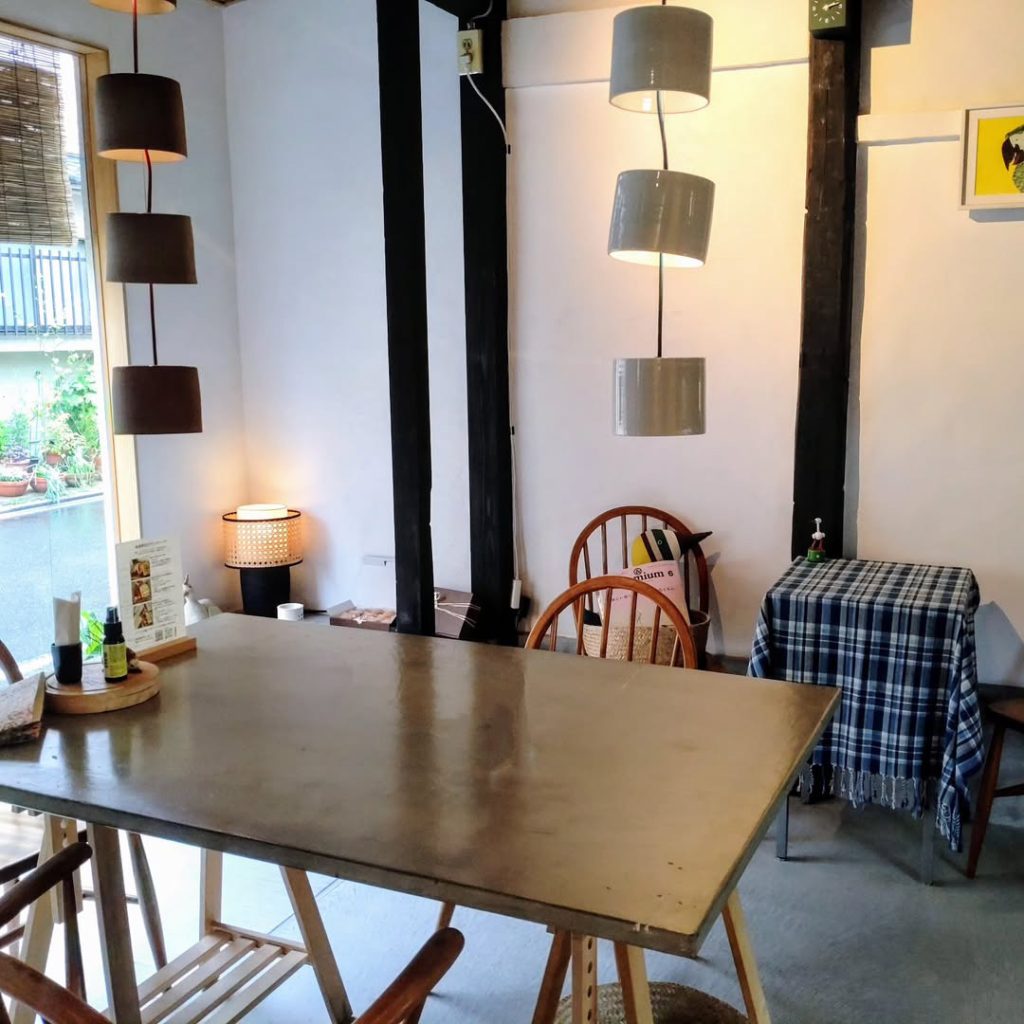 齋藤商店の店内のテーブル席