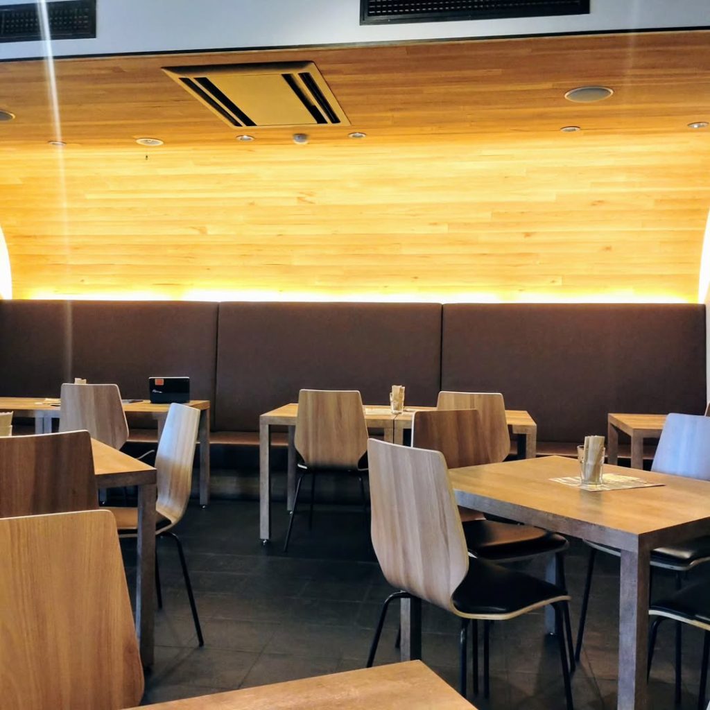 NISHIKI WORLD DININGの店内のテーブル席