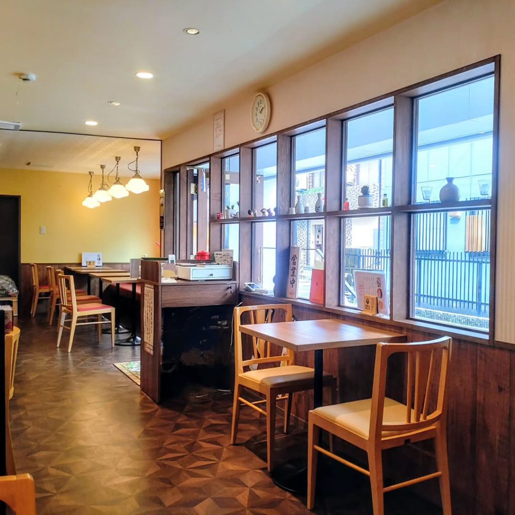 おいしい中華宇霖（うりん）の店内のテーブル席