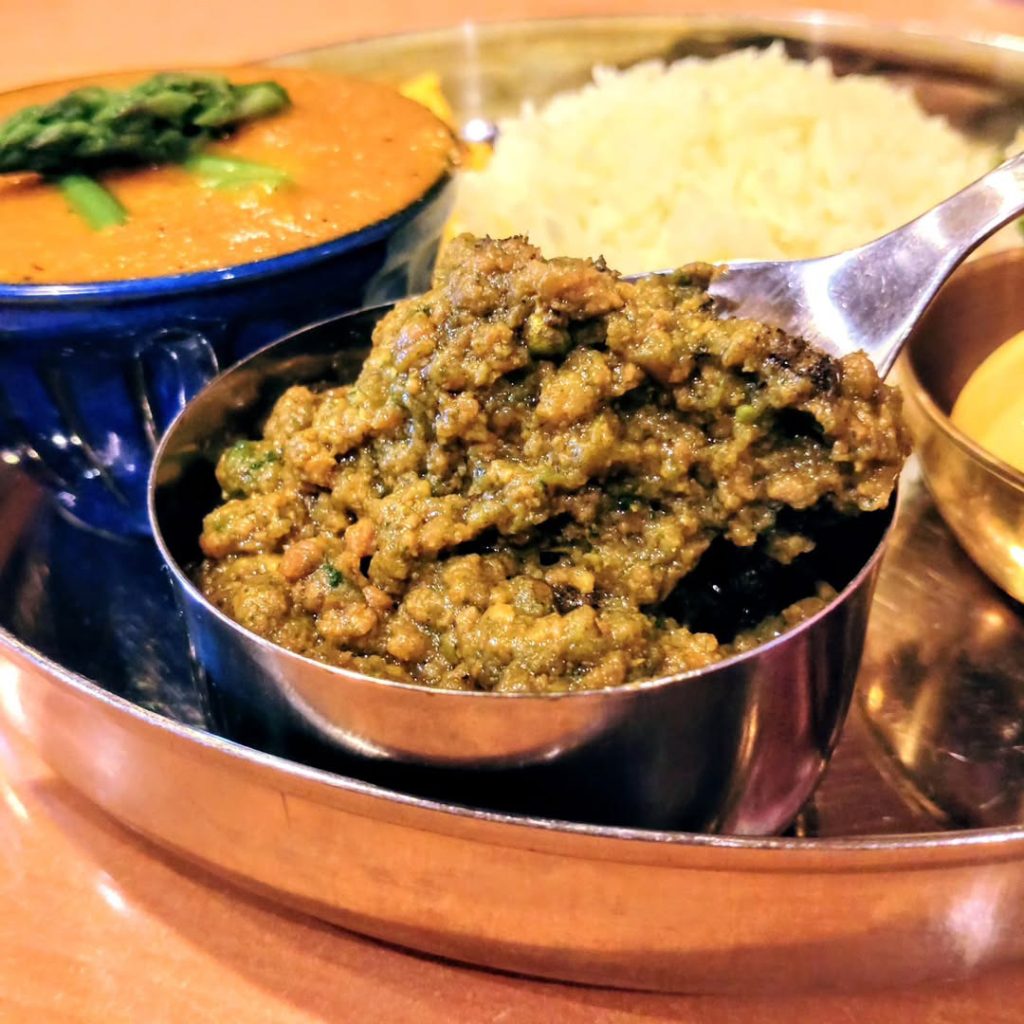 ユニバーサルカレーの山椒ほうれん草キーマ