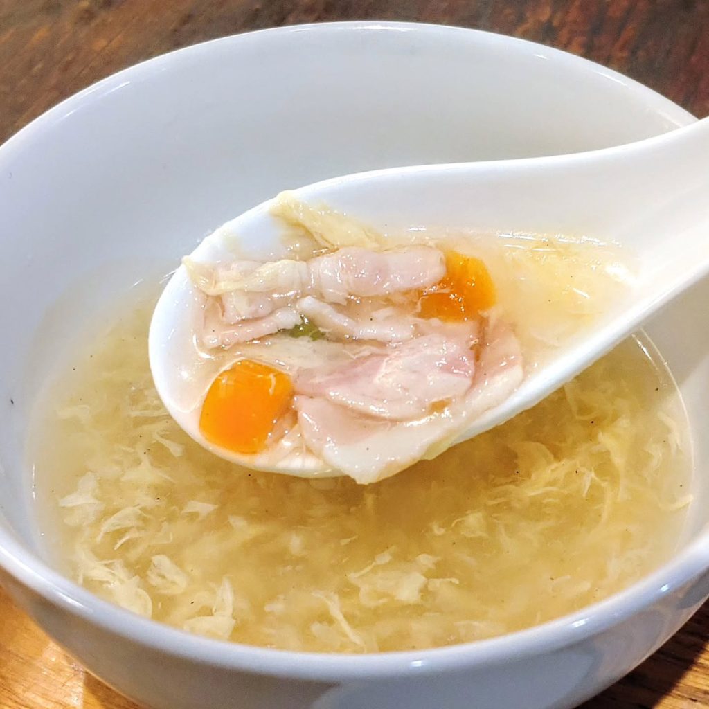 魏飯餃子のランチのスープ