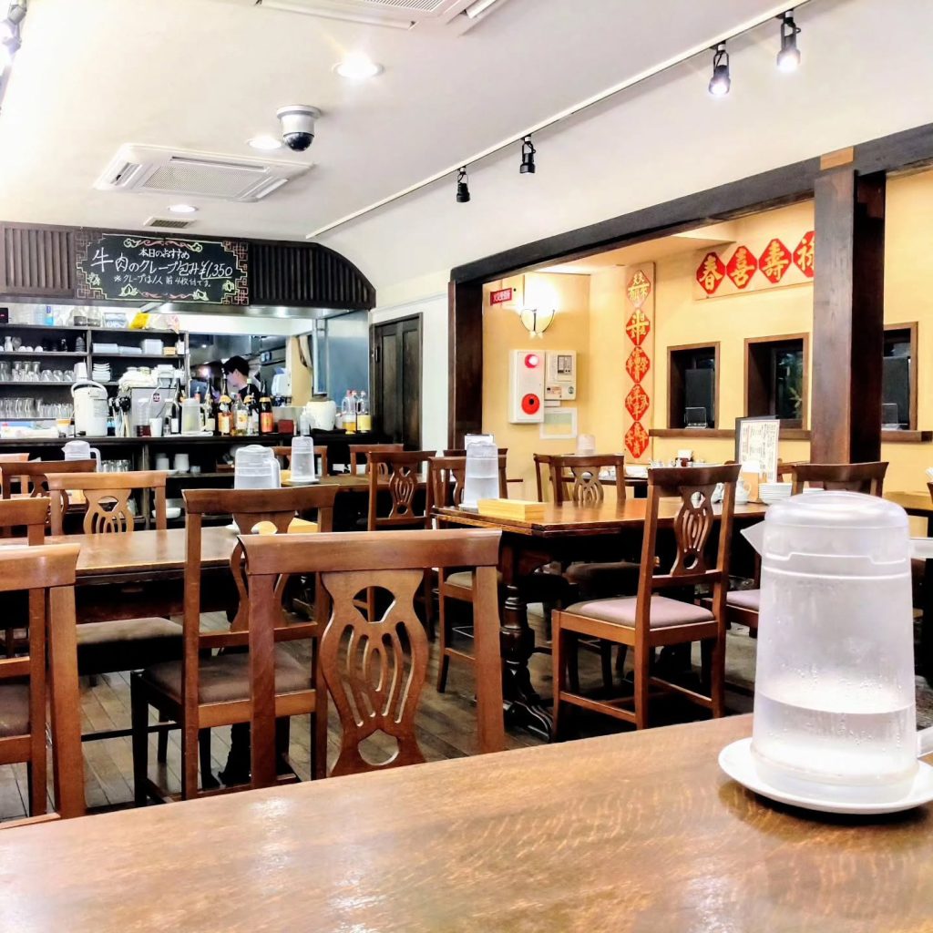 魏飯餃子の店内