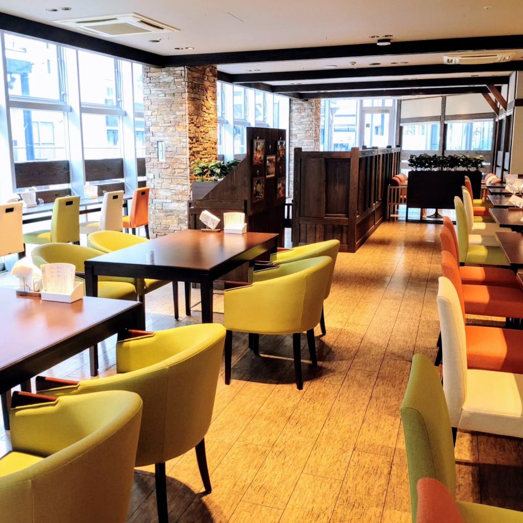 カフェ アレンヌの店内のテーブル席