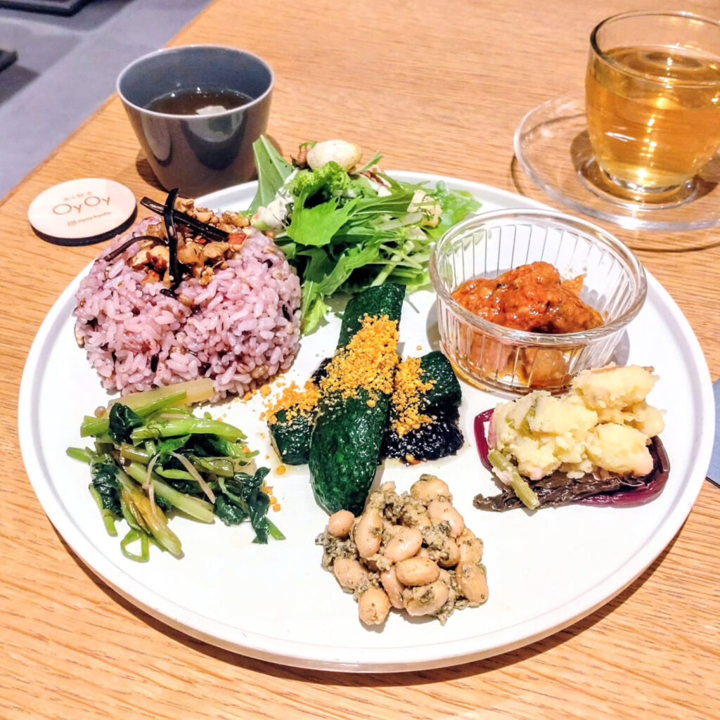 本と野菜 OyOy（おいおい）の６月の野菜プレート